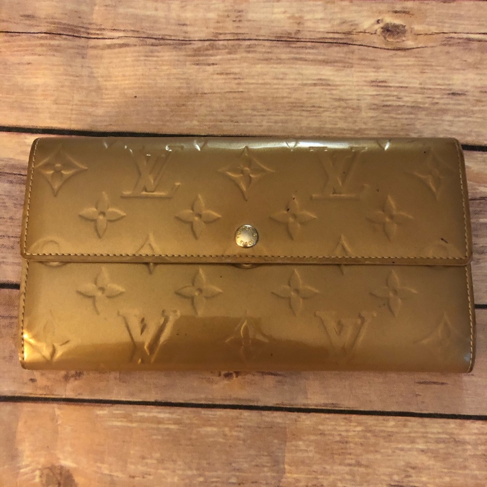 Louis Vuitton Vernis beige Sarah long wallet.